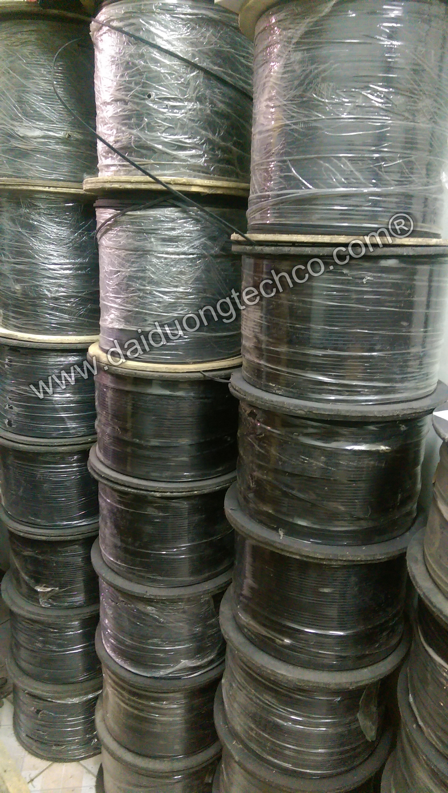 Day thue bao quang treo 2FO ong chat